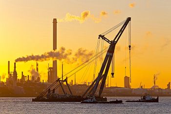 Schwimmender Kran bei Sonnenaufgang