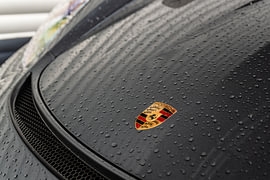 Ein vom Regen durchnässter Porsche von Bas Fransen