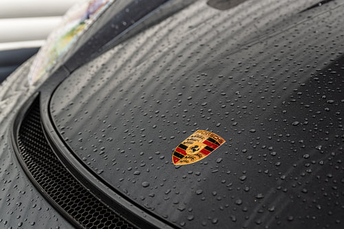 Nat geregende Porsche