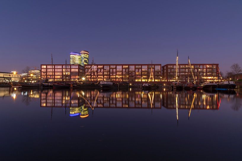 Utrecht in the evening: Veilinghaven or Parkhaven, apartments and historic ships plus head office Ra by Russcher Tekst & Beeld