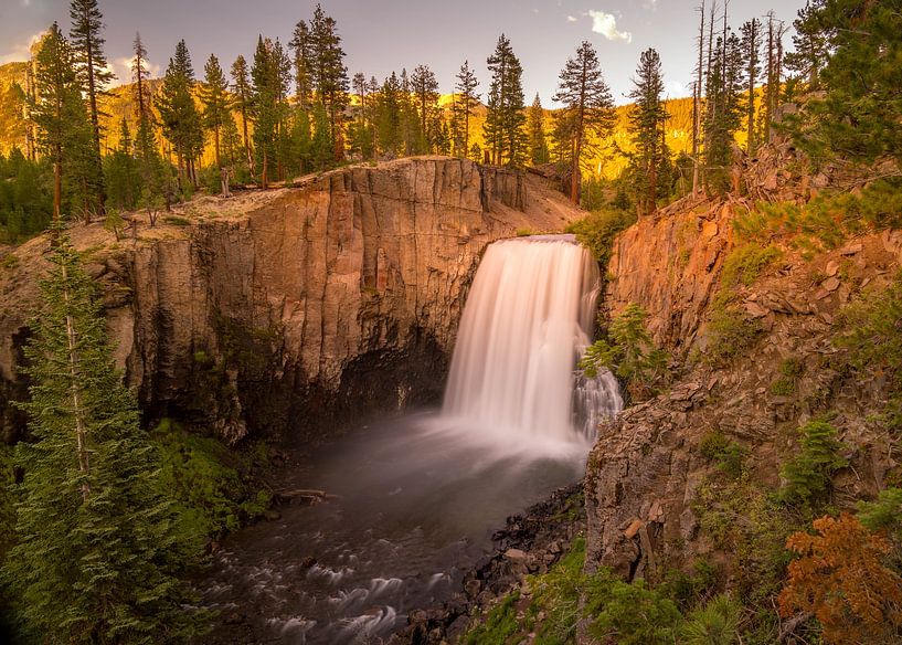 Goldener Wasserfall von Guy Lambrechts Fotografie