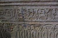 De Tempel van Edfu in Edfu, Egypte, Details van de inscripties op de muren