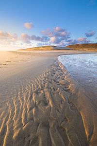 Der Strand von Hargen aan Zee bei Ebbe mit einem schönen Sonnenuntergang. Das helle Licht verleiht d