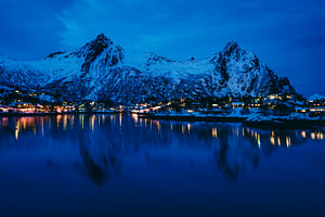 Svolvaer bei Nacht mit Blick auf die Stadt und die verschneiten Berge