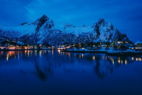 Svolvaer nachtelijk uitzicht over de stad en besneeuwde bergen