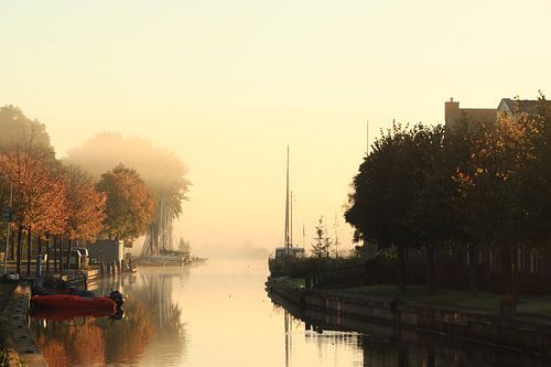 De rivier de Luts in de vroege ochtend uurtjes in Balk Friesland van Fotografie Sybrandy