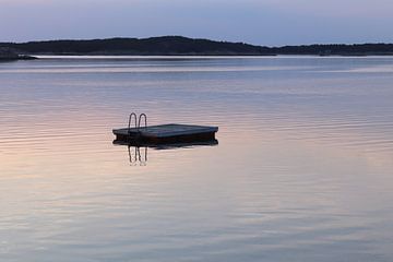 Eenzaam duikplatform bij zonsondergang, Zweden van Imladris Images