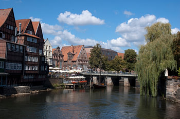 stadsgezicht luneburg oude haven met brug
