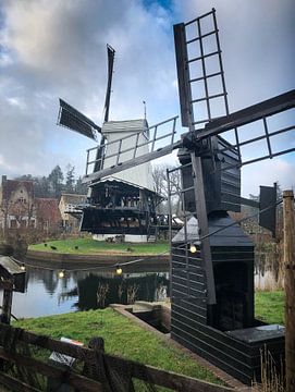 Ciel hollandais et deux moulins à vent,