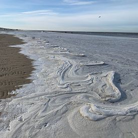 Bevroren zoutwater golven. van Eric Reijbroek