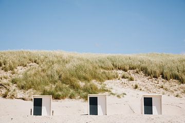 Strandhuisjes aan zee op het strand en in de duinen van Schoorl, langs de Hollandse kustlijn | Fine  van Evelien Lodewijks