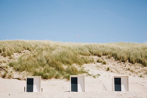 Strandhuisjes aan zee op het strand en in de duinen van Schoorl, langs de Hollandse kustlijn | Fine 