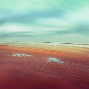Ruhiger Strand mit einsamer Gestalt