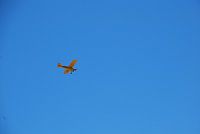 Een vliegtuig met een strakke blauwe lucht