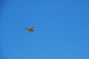 Een vliegtuig met een strakke blauwe lucht van Jeffrey Reit