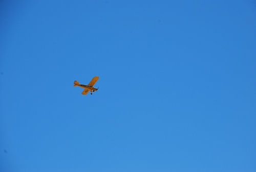 Een vliegtuig met een strakke blauwe lucht