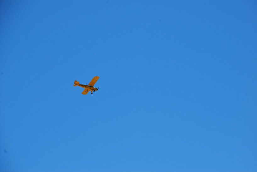 Een vliegtuig met een strakke blauwe lucht by Jeffrey Reit