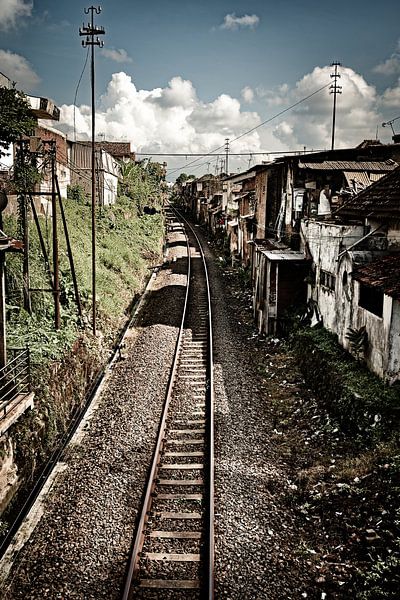 Rails in het hart van Indonesische huizen van Frank Photos