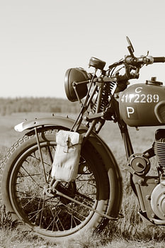 BSA-Motorrad aus dem Zweiten Weltkrieg schwarz-weiß, sepiafarben