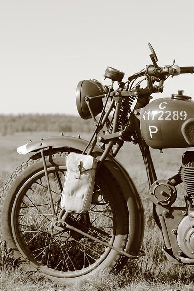 Tweede wereld oorlog BSA motorfiets zwart wit sepia kleur. Vintage van Bobsphotography