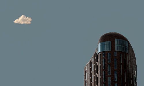 Architectuur Zuidas Amsterdam met enkele wolk