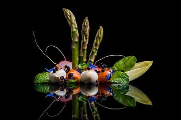 Kleurrijke culinaire salade, colorful salad dish. van Corrine Ponsen