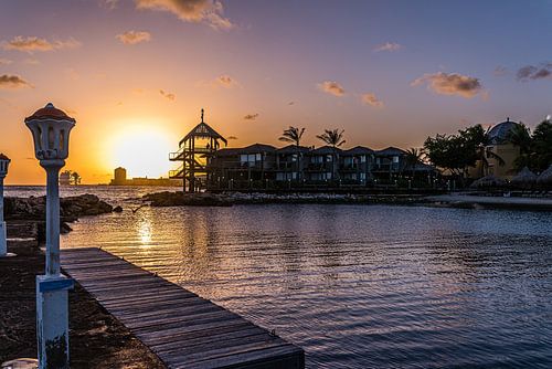 Zonsondergang bij Avila Beach in Curacao