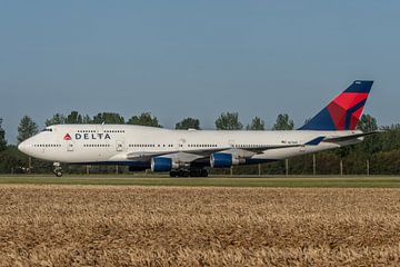 Boeing 747-400 van Delta Airlines is zojuist geland op de Polderbaan en taxiet hier via taxibaan Vic van Jaap van den Berg