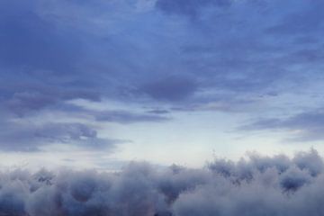 Wunderschöne Wolkenlandschaft in der blauen Stunde von Besa Art
