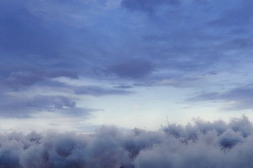 Magnifique paysage de nuages à l'heure bleue