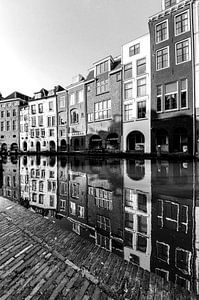 Reflecties van de Grachtenpanden in de Oudegracht te Utrecht (zwartwit)