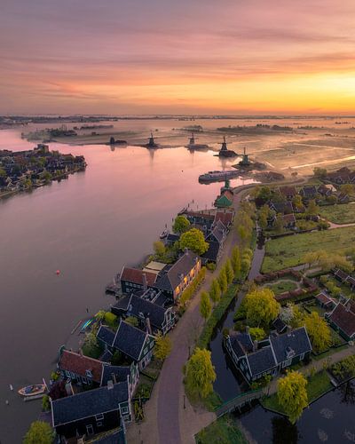 Zaanse Schans bij Zonsopkomst – Molens en Water in Zacht Ochtendlicht