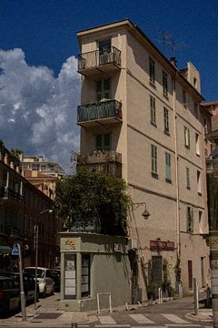 Eckgebäude mit blauem Himmel | Nizza | Frankreich Reisefotografie von Dohi Media