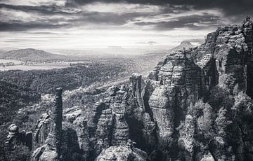 Panoramisch uitzicht tussen rotsen en zandstenen van Jakob Baranowski - Photography - Video - Photoshop