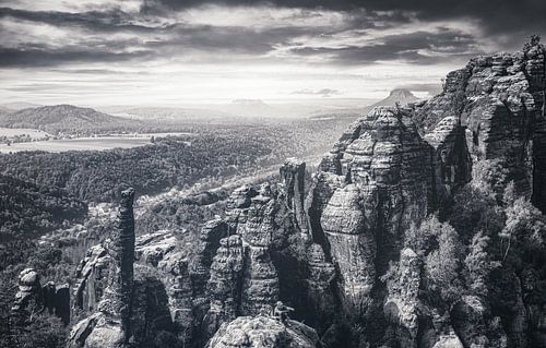 Panoramisch uitzicht tussen rotsen en zandstenen