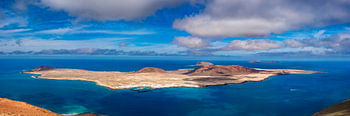 Panorama depuis le Mirador de Nahum vers l'île de La Graciosa près de Lanzarote