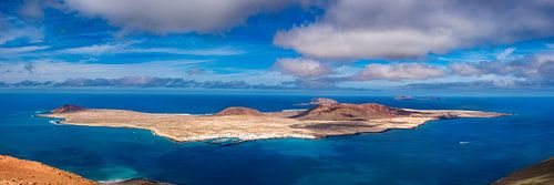 Panorama van Mirador de Nahum naar het eiland La Graciosa bij Lanzarote