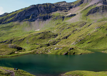 Montagnes vertes et lacs bleus en Suisse