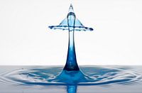 Blauwe waterdruppel in puntige lampenkap vorm