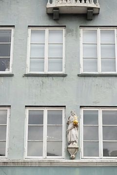 Bâtiment vert de couleur pastel avec des fenêtres blanches sur Karijn | Fine art Natuur en Reis Fotografie
