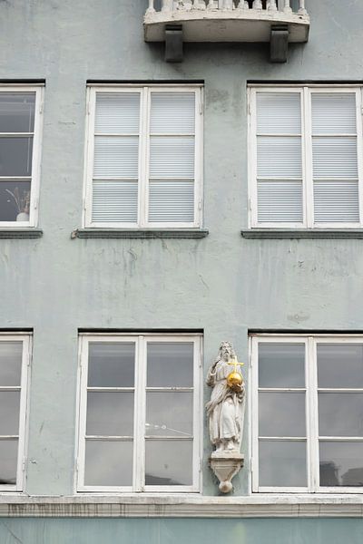 Groene pastelkleur gebouw met witte ramen met wit beeld van Karijn | Fine art Natuur en Reis Fotografie