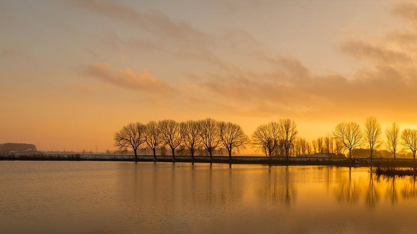 Sonnenuntergang an einem holländischen See von Ruud Morijn