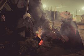 Babas nachts am Feuer