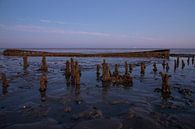 Scheepswrak bij zonsopkomst bij de Waddenzee van Gert Hilbink thumbnail