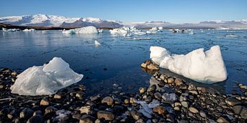 Icebergs in glacial lake Jökulsárlón by Albert Mendelewski