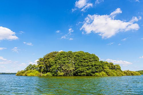 Uitzicht op het eiland Möwenburg voor Zarrentin aan de Schaalsee