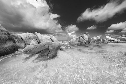 Strand aan een prachtige baai op de Seychellen. Zwart-wit beeld.