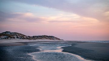 Sonnenuntergang bei Paal 7 am Strand von Terschelling Nr. 1 von Alex Hamstra