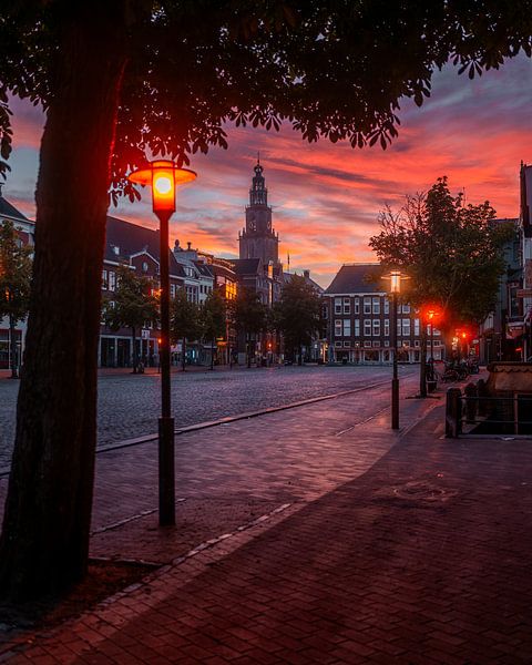 Zonsopgang Vismarkt met Martinitoren, Groningen van Harmen van der Vaart