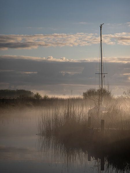Segelboot im Morgennebel an der Wasserkante von ThomasVaer | Tom Coehoorn